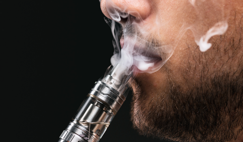 foto de homem jovem funando cigarro eletrônico