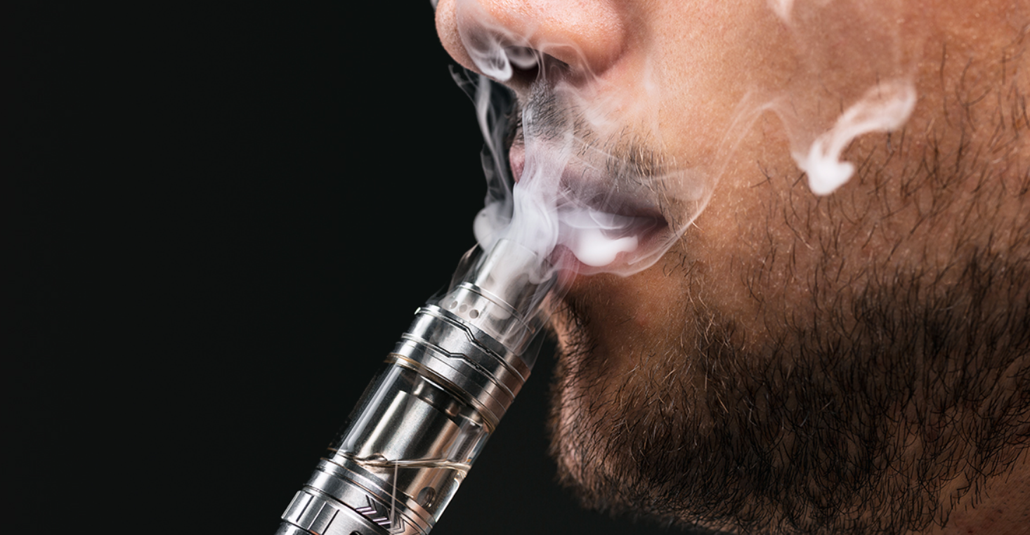 foto de homem jovem funando cigarro eletrônico