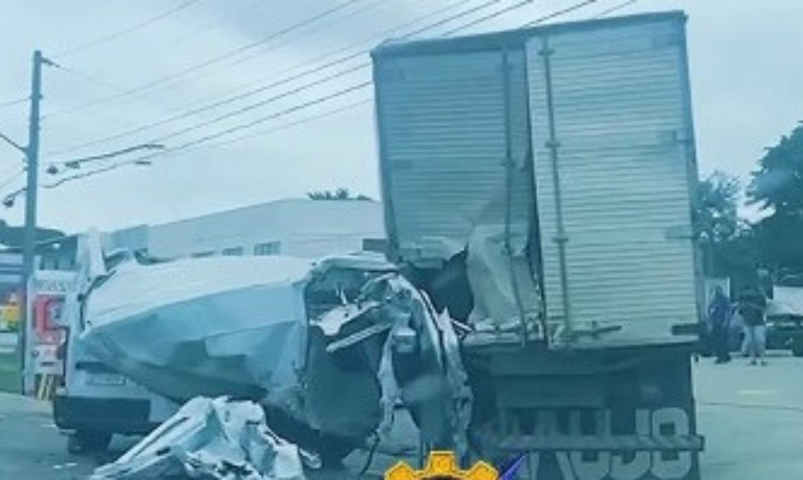 A colisão envolveu uma van e um caminhão