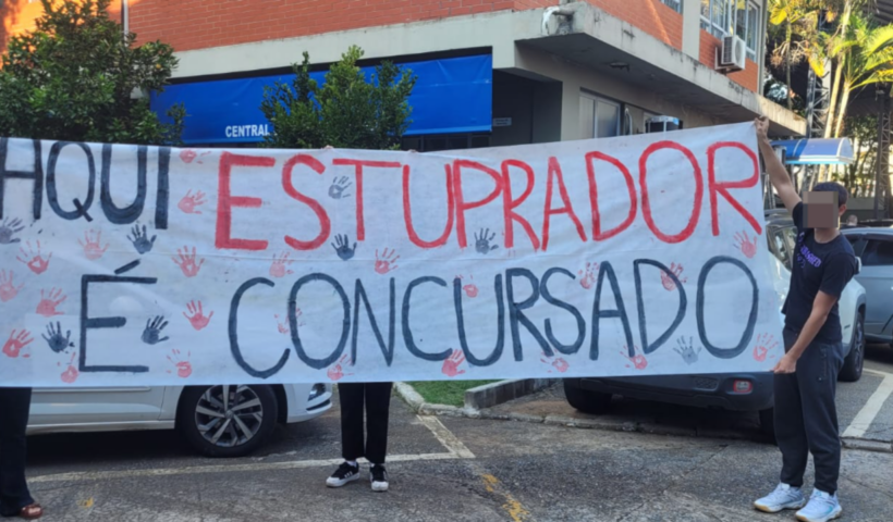 estudantes da UNESP com placas de protesto contra estupro