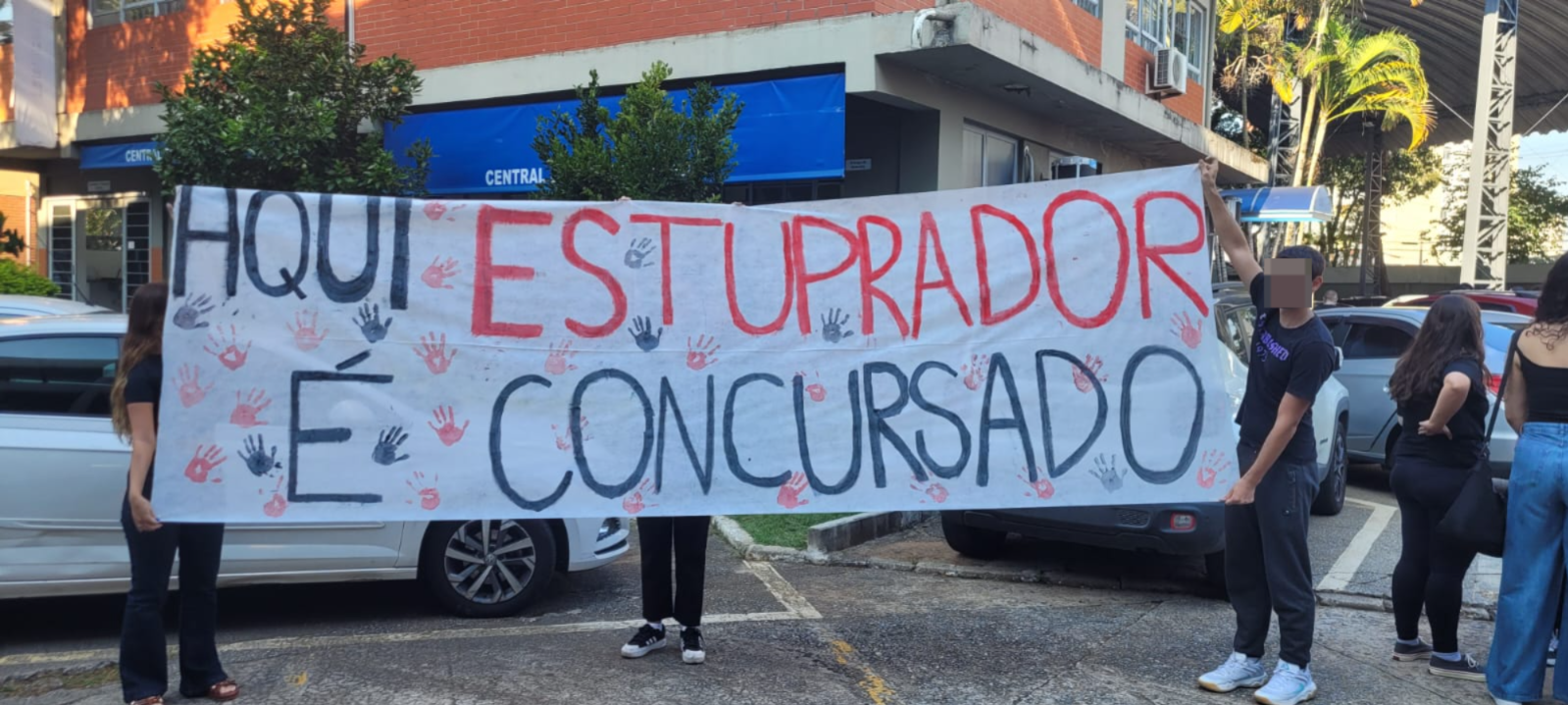 estudantes da UNESP com placas de protesto contra estupro