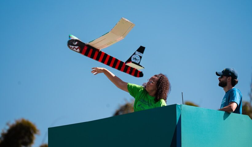 aluna arremessando miniplanador em sjc