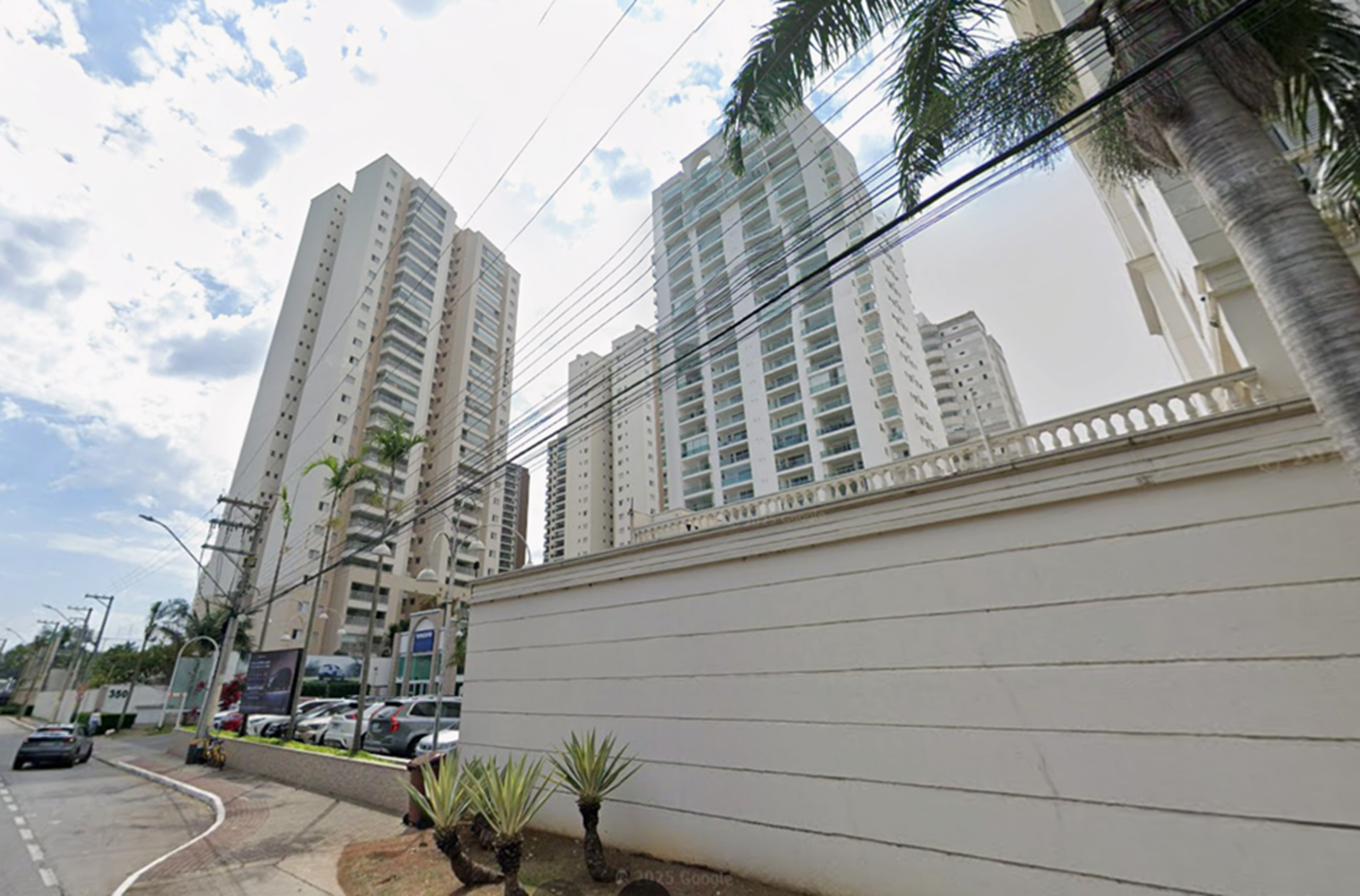 Homem usa lençol para invadir apartamento em São José