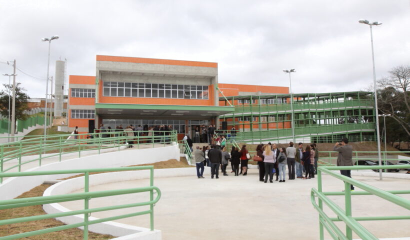 Alunos e professores em frente à unidade do IFSP em Jacareí