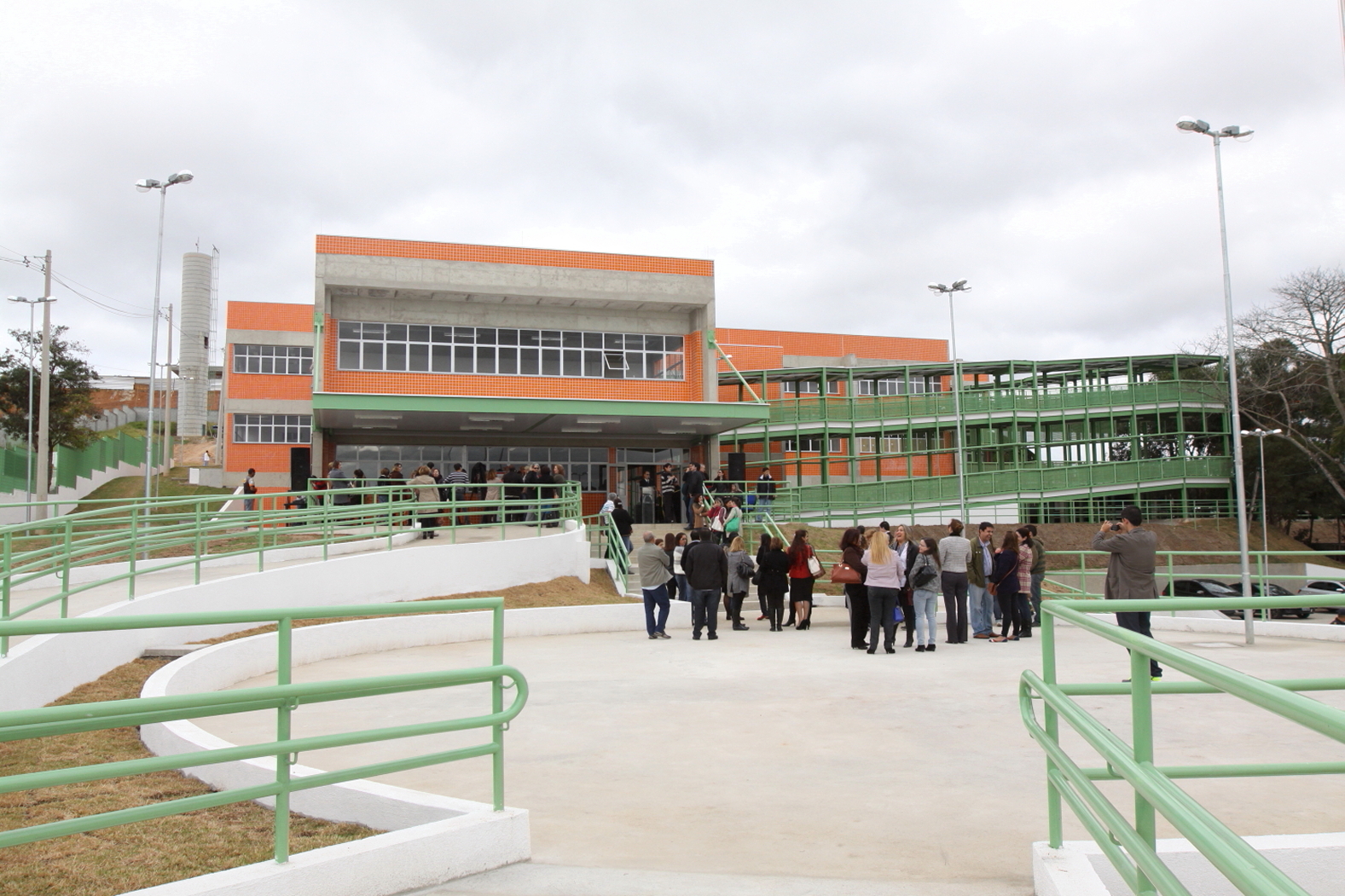 Alunos e professores em frente à unidade do IFSP em Jacareí