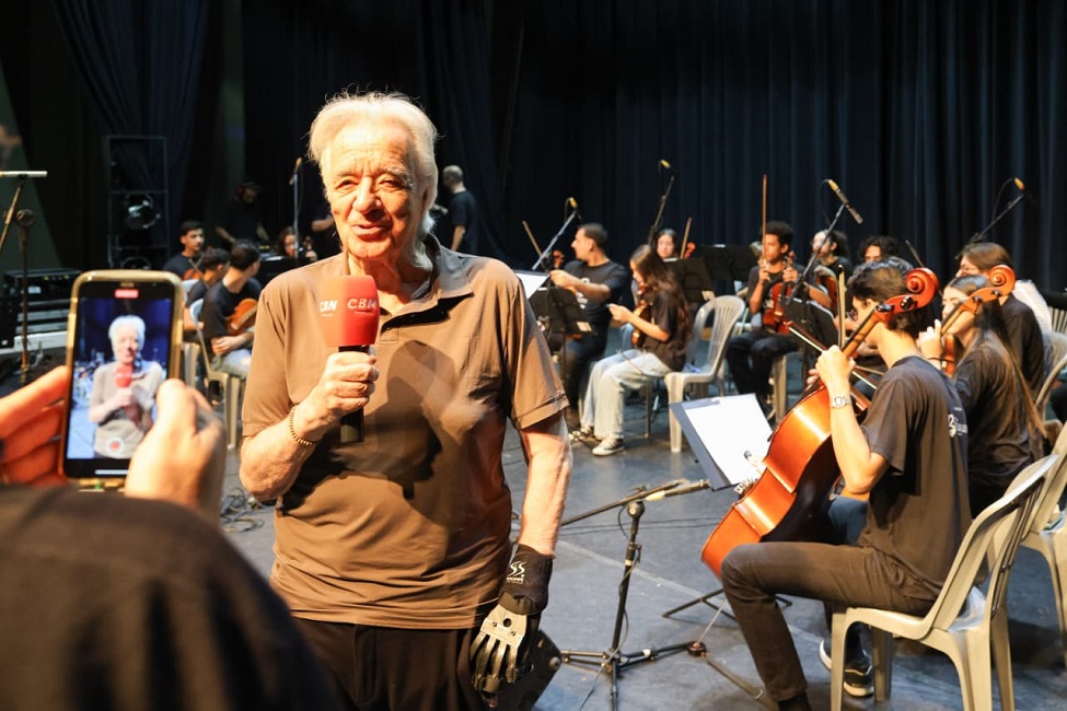 Maestro João Carlos Martins rege ensaio da Orquestra Órion em São José