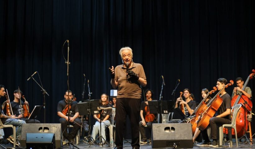 Maestro João Carlos Martins rege ensaio da Orquestra Órion em São José