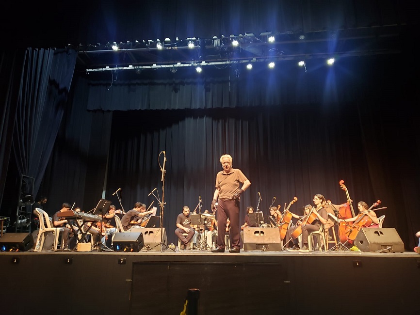Maestro João Carlos Martins rege ensaio da Orquestra Órion em São José