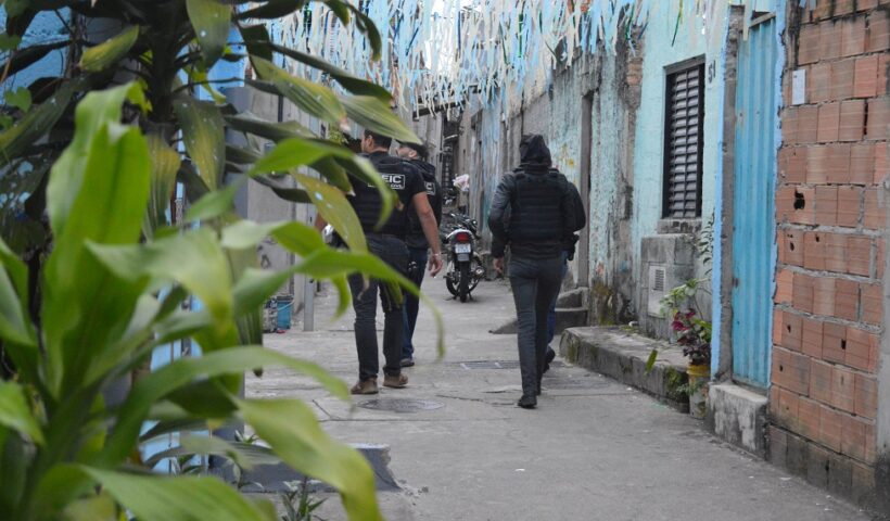 Megaoperação prende 8 pessoas e fecha bar irregular em São José