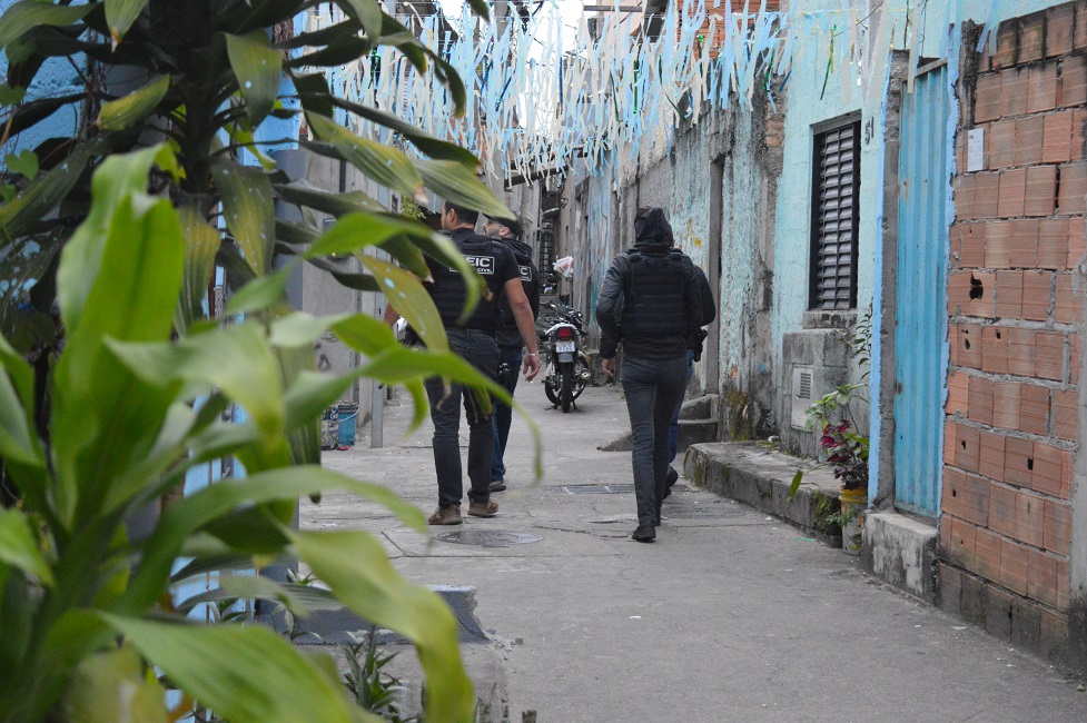 Megaoperação prende 8 pessoas e fecha bar irregular em São José