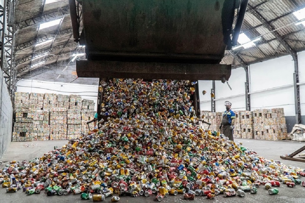 Gigante do alumínio no Vale amplia reciclagem no Brasil