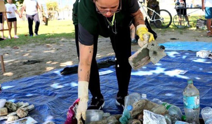 Quase 800 kg de lixo é retirado das praias de Caraguatatuba em maio