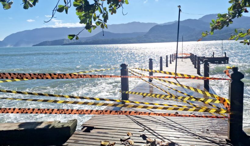Ressaca no mar provoca interdição preventiva do Píer do Portinho em Ilhabela (1)