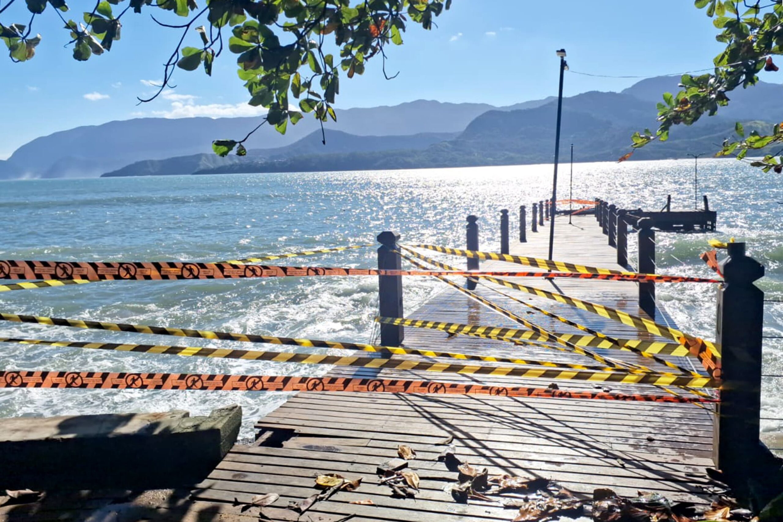 Ressaca no mar provoca interdição preventiva do Píer do Portinho em Ilhabela (1)