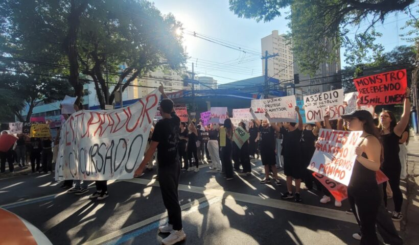 estudantes com cartazes fazendo protesto em semáforo em frete à UNESP de SJC, contra estupro de aluna