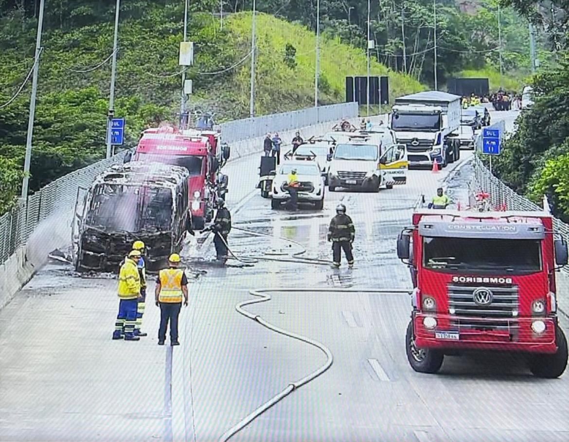 Microônibis incendiado na Serra na Tamoios; corpo de bombeiros atuam no rescaldo do fogo