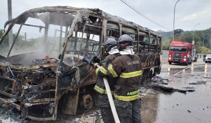 Microônibus incendiado na Serra na Tamoios; corpo de bombeiros atuam no rescaldo do fogo