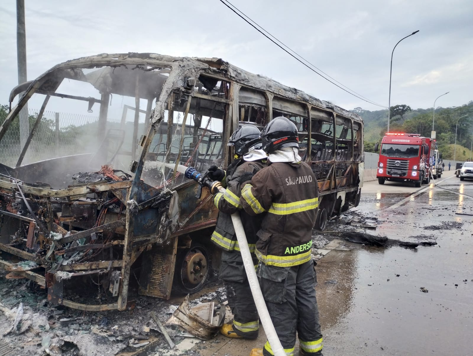 Microônibus incendiado na Serra na Tamoios; corpo de bombeiros atuam no rescaldo do fogo