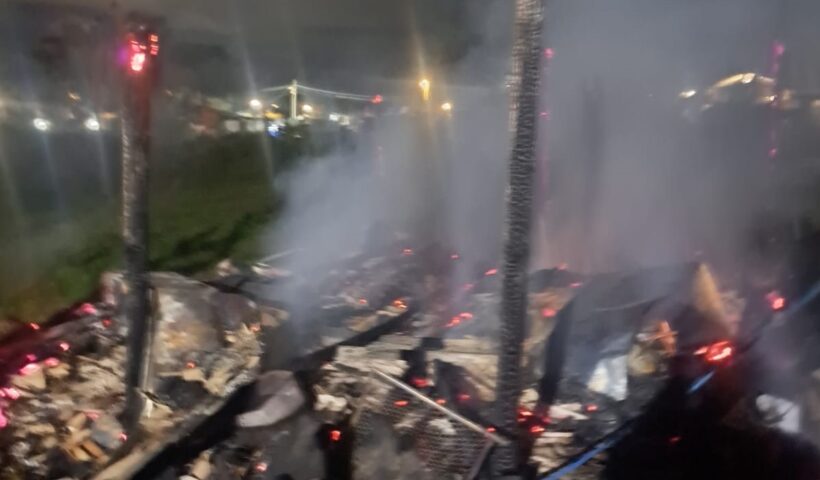 imagam mostra casa de madeira após incêndio em Caraguatatuba