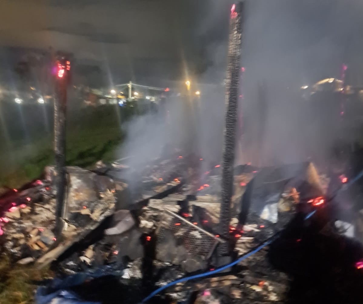 imagam mostra casa de madeira após incêndio em Caraguatatuba