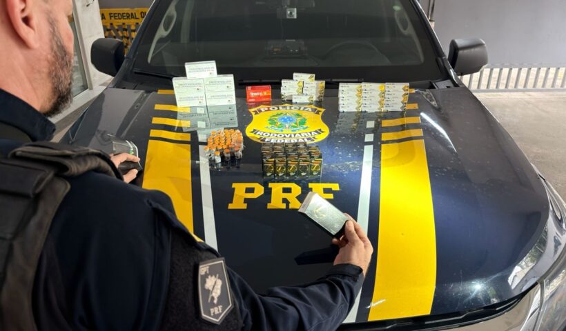 ampolas emagrecedoras e anabolizantes sobre o capô de carro da PRD; agente manuseia e observa os produtos