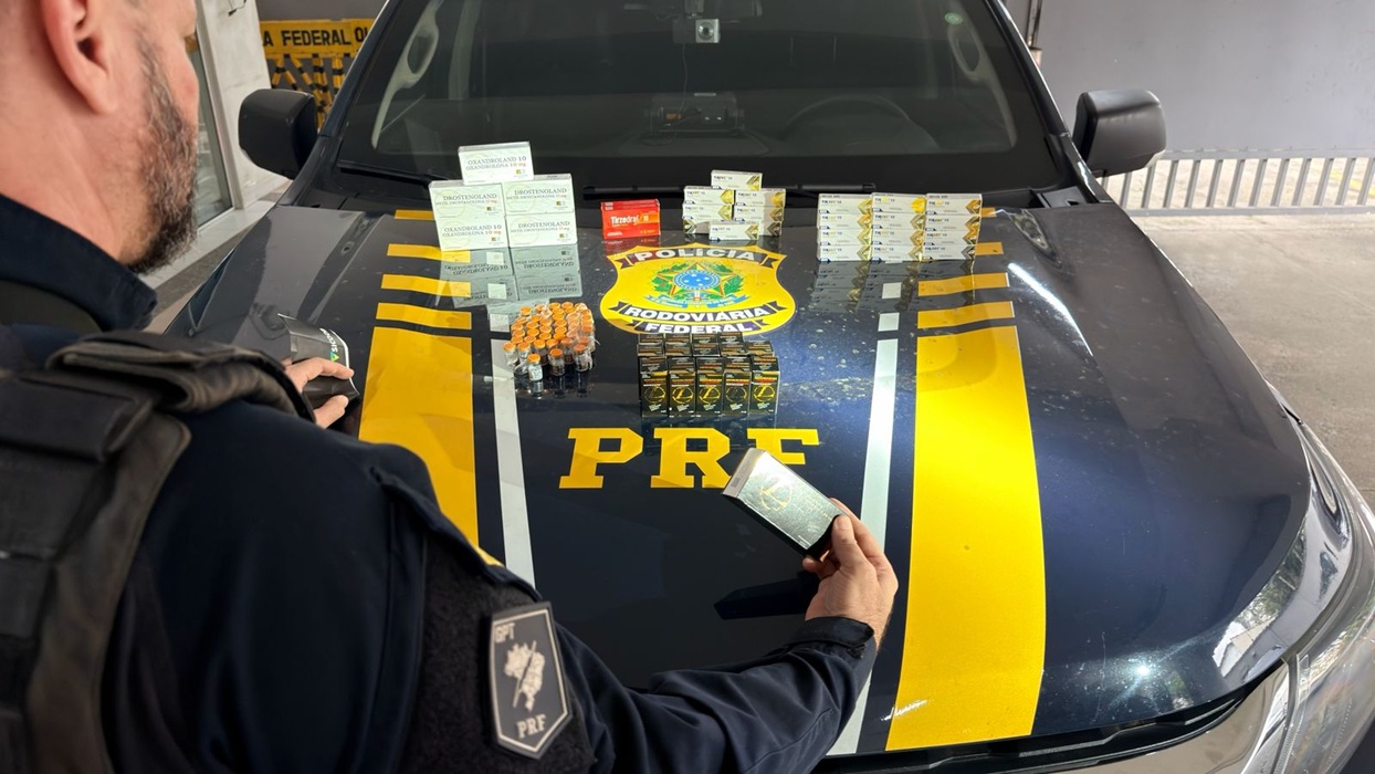 ampolas emagrecedoras e anabolizantes sobre o capô de carro da PRD; agente manuseia e observa os produtos