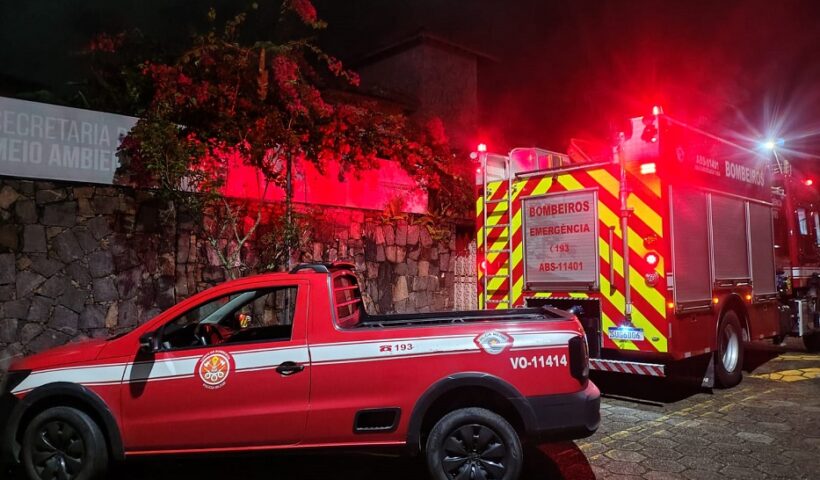 bombeiros em frrente da secretqria do meio ambiente de caraguá