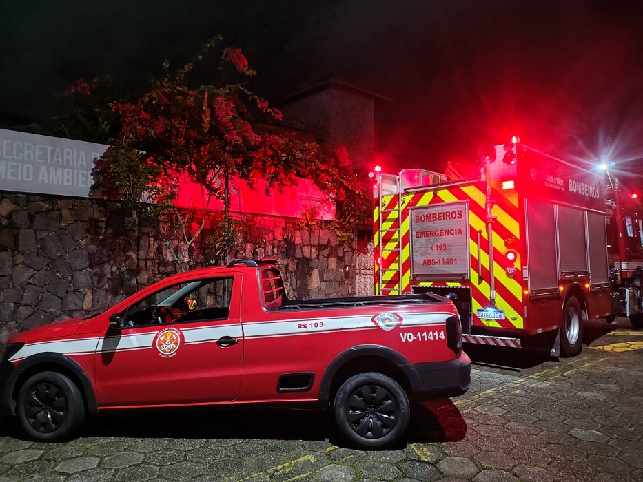 bombeiros em frrente da secretqria do meio ambiente de caraguá