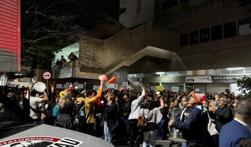 Servidores de Taubaté durante assembléia nesta quinta-feira (28)