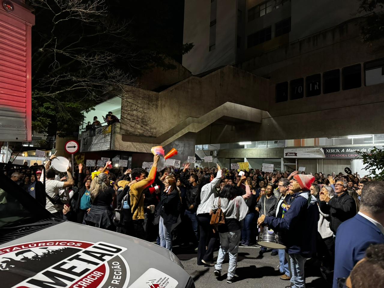 Servidores de Taubaté durante assembléia nesta quinta-feira (28)