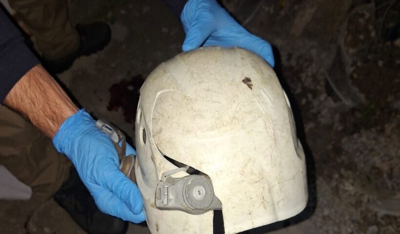 capacete rachado de trabalhador que morreu após queda de torre em sjc