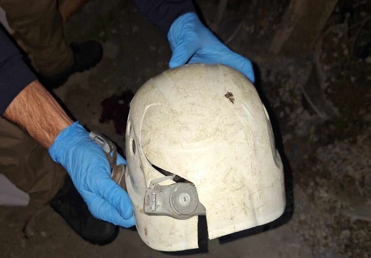 capacete rachado de trabalhador que morreu após queda de torre em sjc