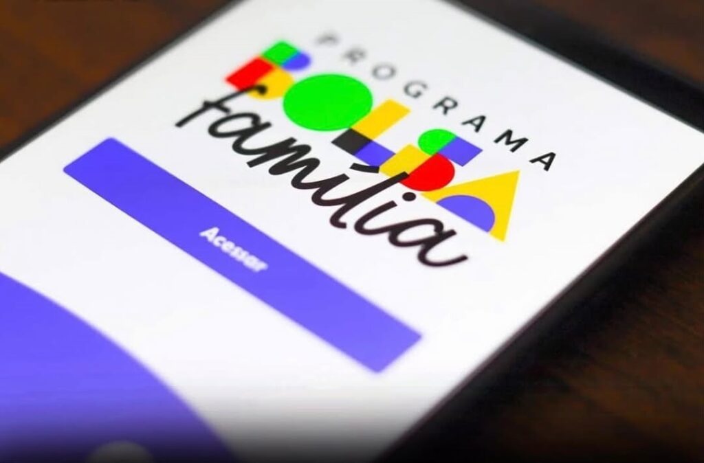tele de celular com o aplicativo do bolsa família