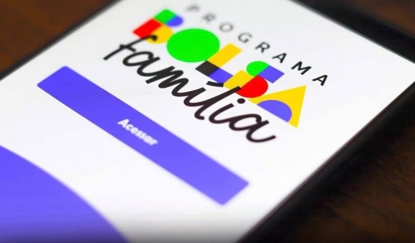tele de celular com o aplicativo do bolsa família
