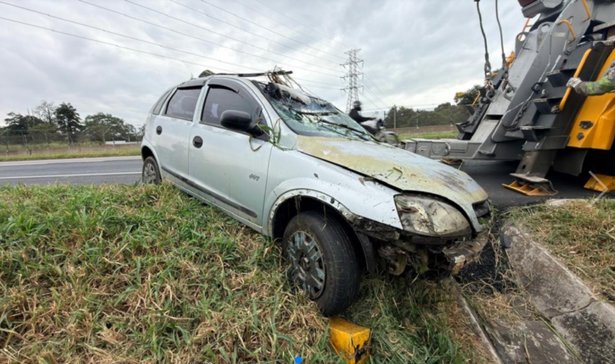 veículo é retirado de ribanceira após capotamento na via dutra, em sjc