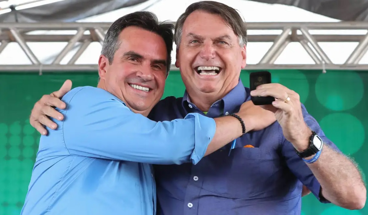 ciro nogueira e jair bolsonaro abraçados e sorrindo