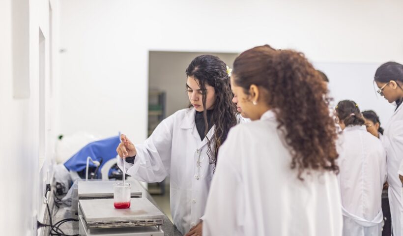 estudantes do ensino técnico em aula dentro de laboratório