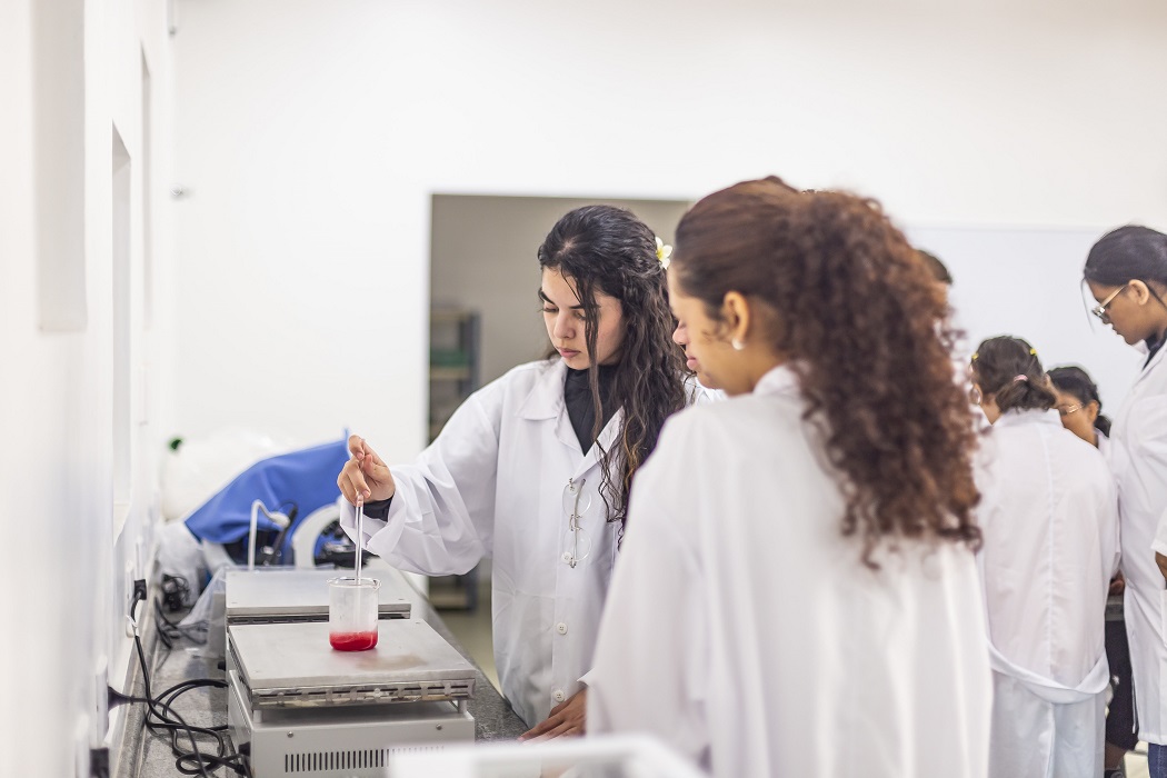 estudantes do ensino técnico em aula dentro de laboratório