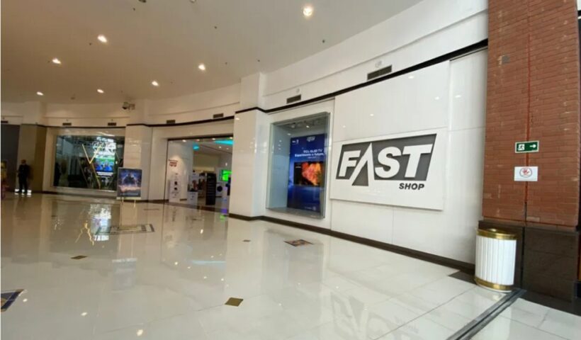 Foto da fachada da loja da Fast Sho em um shopping; empresa recebeu multa bilionária por fraude no icms