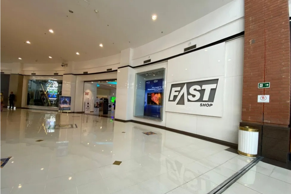Foto da fachada da loja da Fast Sho em um shopping; empresa recebeu multa bilionária por fraude no icms