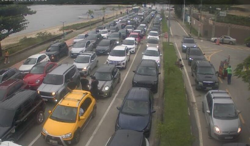 fila de carros em ilhabela na travessia de balsa