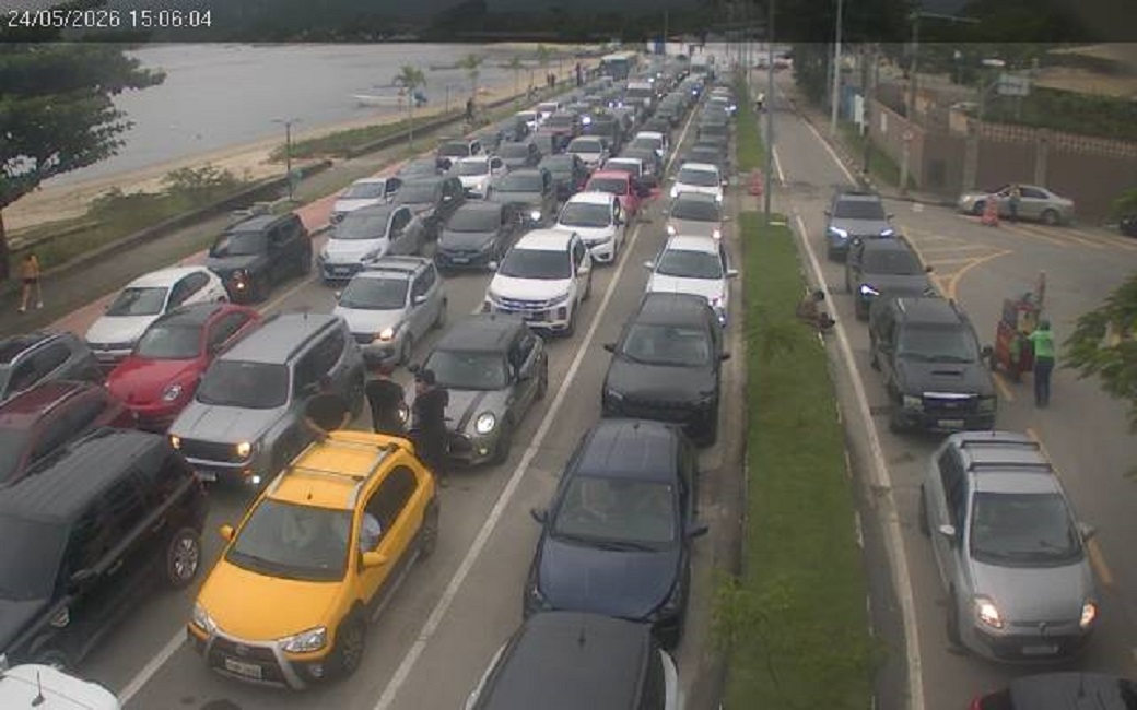 fila de carros em ilhabela na travessia de balsa