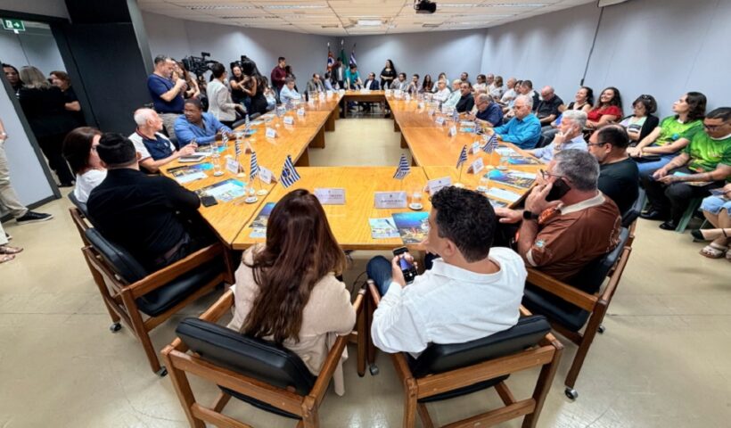 representantes de comunidades de SJC reunidos na prefeitura para o lançamento do programa São José Social