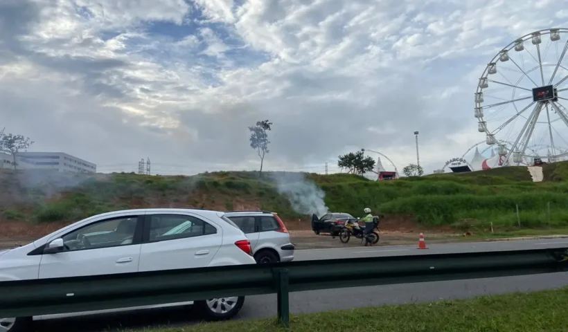 Príncipio de incêndio em veículo no Anel Viário em São José dos Campos