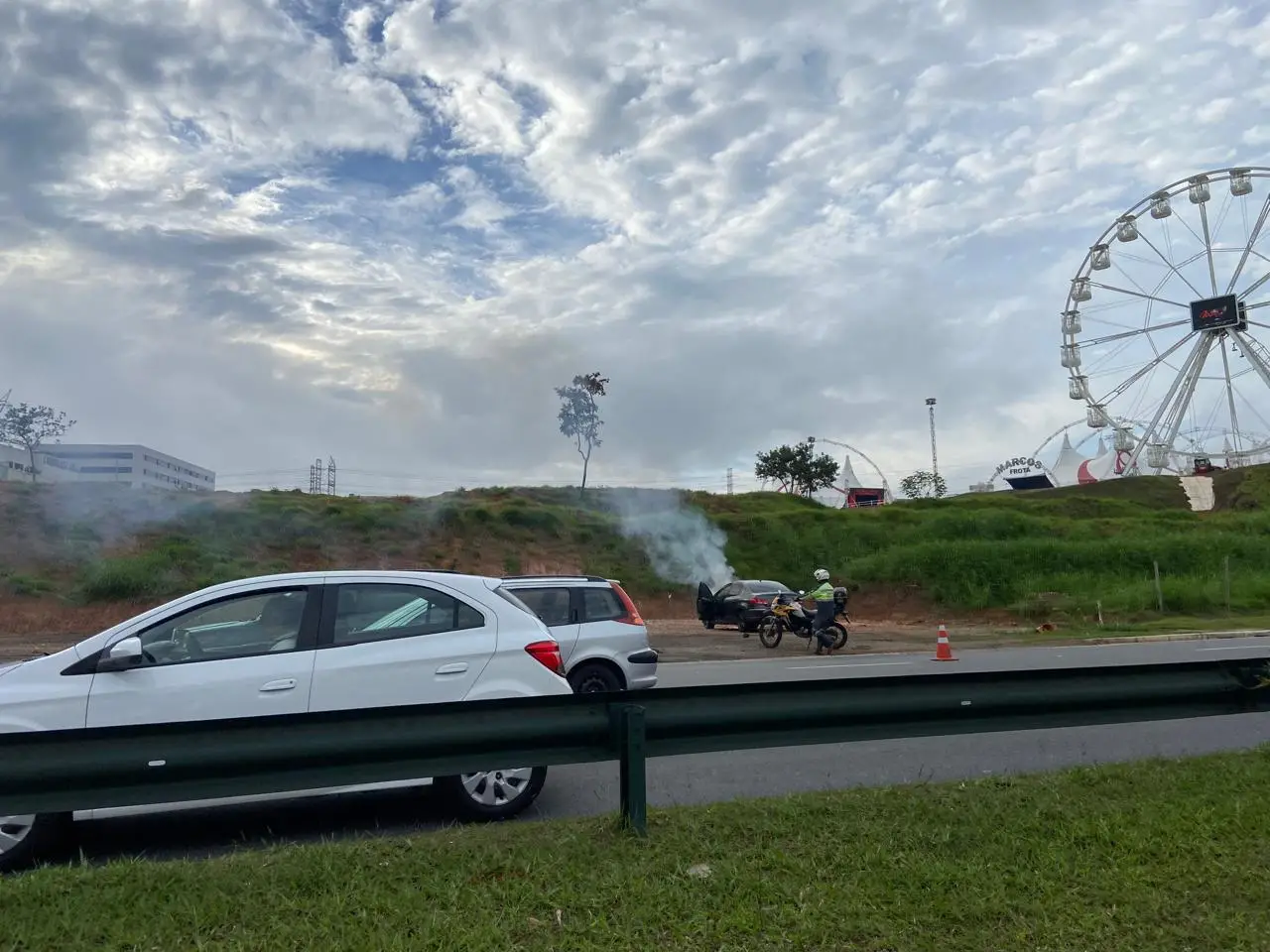 príncipio de incêndio em veículo no Anel Viário em São José dos Campos