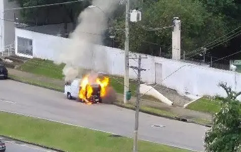 Kombi pega fogo na Avenida Jorge Zarur