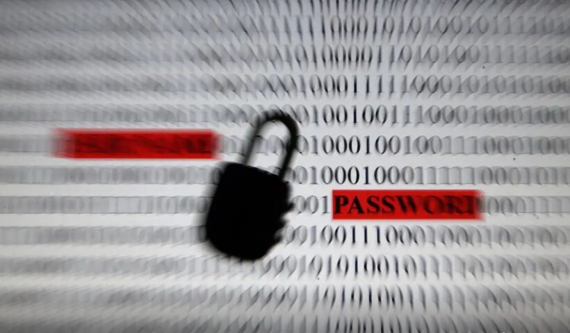 números binários e cadeado para alusão a código de segurança contra golpes digitais