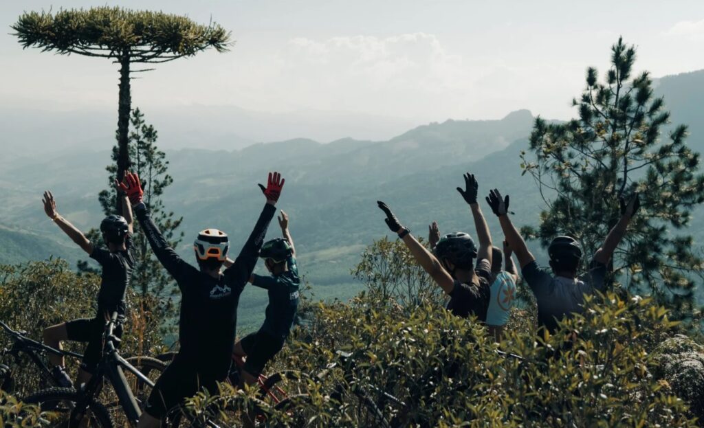 ciclistas praticantes de mountain bike em paisagens de Campos do Jordão