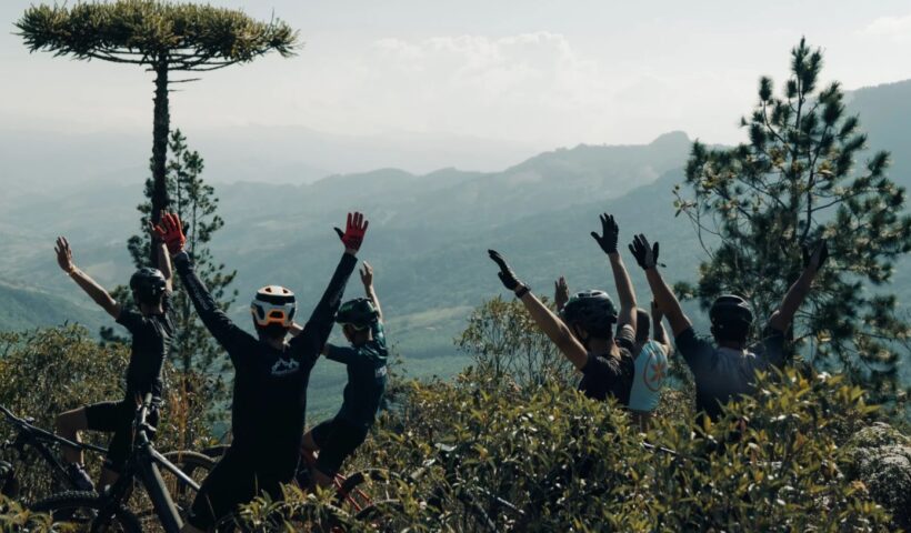 ciclistas praticantes de mountain bike em paisagens de Campos do Jordão