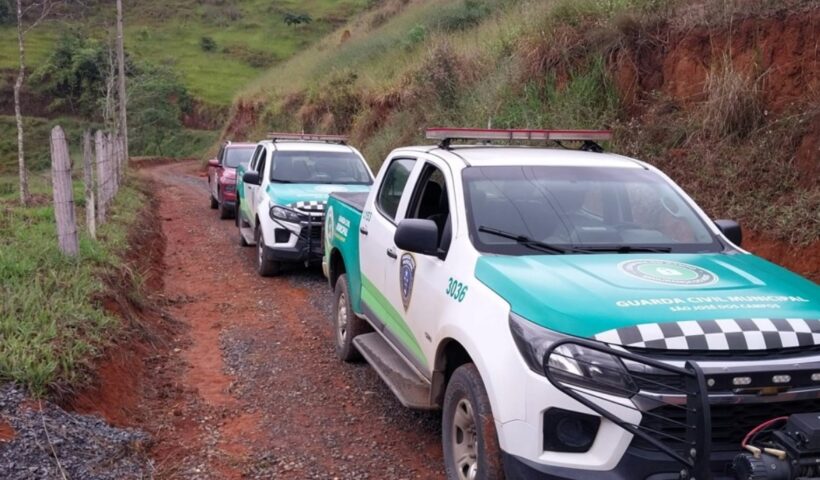 veículos da guarda civil municipal de sjc em estrada de terra para apurar loteamentos irregulares